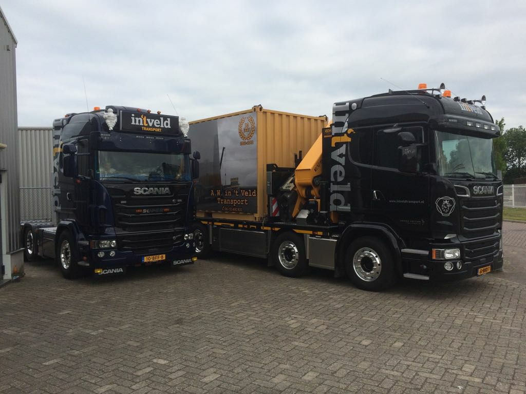 De twee vrachtwagens van in 't Veld Transport